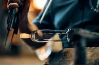 Foukání sklenic na huti